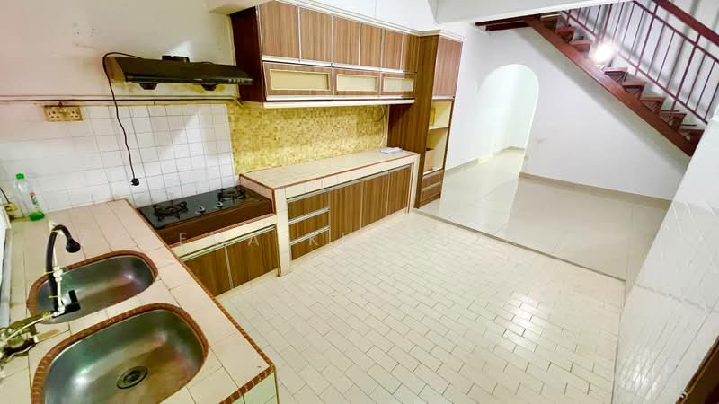 2-storey Terraced House for Sale in Taman Sri Gombak (Gombak) - Zarema Kulbuzheva - Kitchen - PropertyGuru.com.my