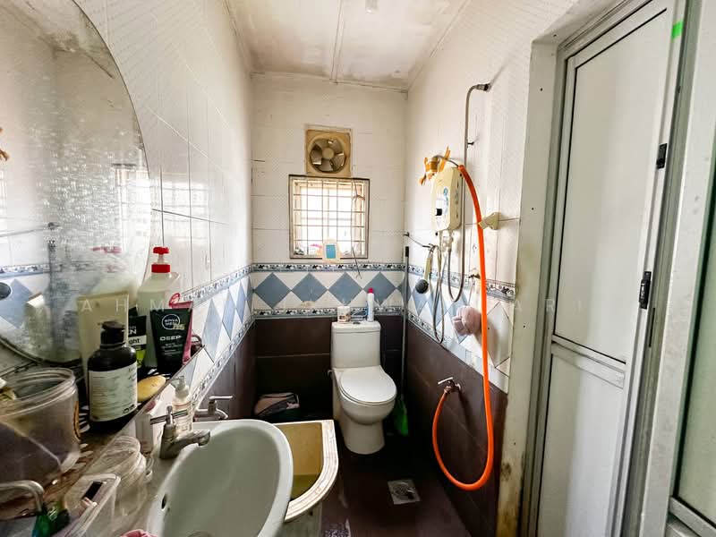 2-storey Terraced House for Sale in Selayang (Selangor) - Ahmad Ikhwan Arif - Bathroom - PropertyGuru.com.my
