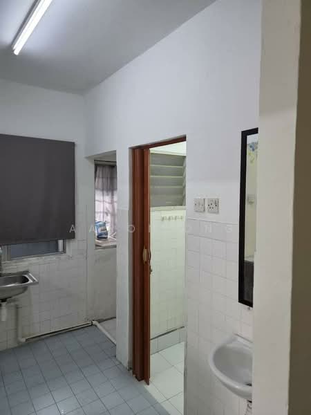 Teratai Mewah Apartment Block 15,17,19,21 untuk Untuk Dijual - RM 220,000, Mac 2026 - Bathroom - PropertyGuru.com.my