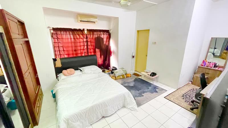2-storey Terraced House for Sale in Taman Sinaran (Balakong) - Zarema Kulbuzheva - Bedroom - PropertyGuru.com.my