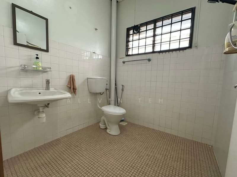 Rumah Teres 2 Tingkat untuk Disewa di PJS 10 - Allvin Teh - Bathroom - PropertyGuru.com.my