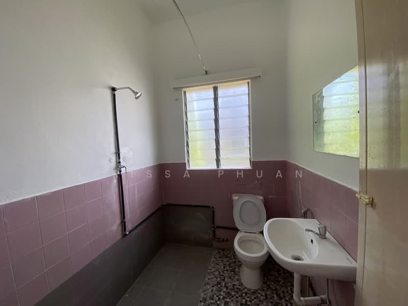 Semi-Detached House for Rent in Tanjung Tokong (Penang) - Arissa Phuan - Bathroom - PropertyGuru.com.my