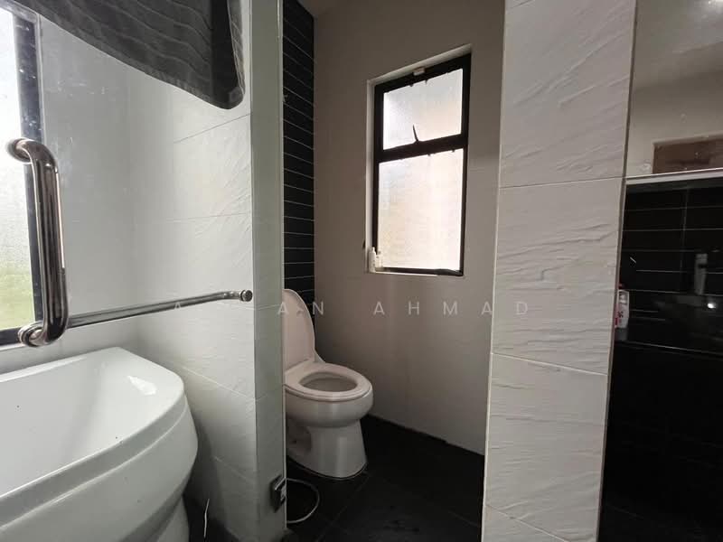 Semi-Detached House for Sale in Seksyen U9 (Shah Alam) - Azman Ahmad - Bathroom - PropertyGuru.com.my