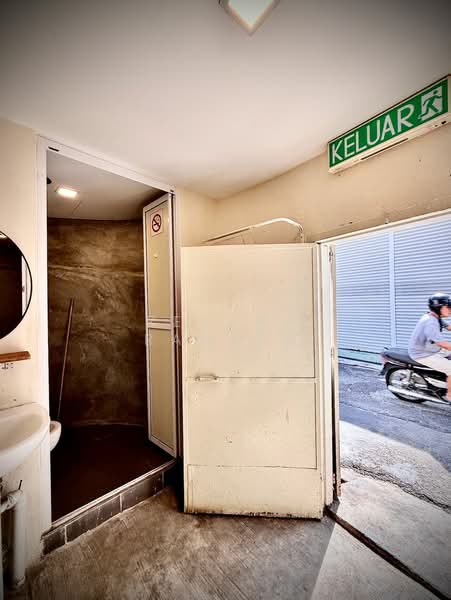 Shop for Sale in Pulau Tikus (Penang) - Ressha Ramesh - Bathroom - PropertyGuru.com.my