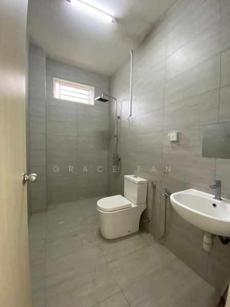 Rumah Berkembar untuk Disewa di Taman Kluang Perdana (Kluang) - Grace Fan - Bathroom - PropertyGuru.com.my