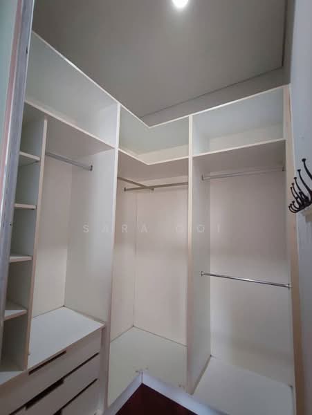 Semi-Detached House for Rent in Klang (Selangor) - Sara Ooi - Master room wardrobe - PropertyGuru.com.my