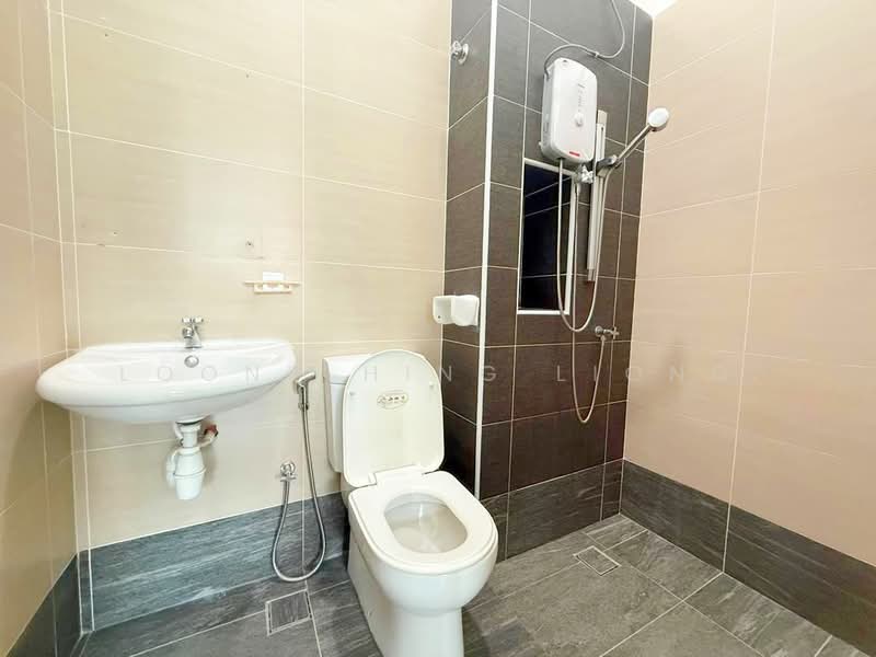 2-storey Terraced House for Sale in Taman Seri Austin (Tebrau) - Loong Hing Liong - Bathroom - PropertyGuru.com.my