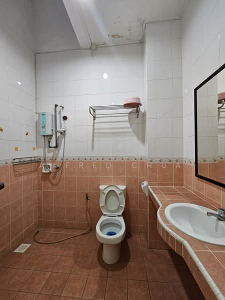 2-storey Terraced House for Sale in Tabuan Laru (Kuching) - Alfred Chua - Bathroom - PropertyGuru.com.my