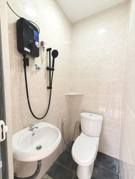 Taman Johor Jaya untuk Untuk Disewa - RM 2,000 /bulan, Mac 2026 - Bathroom - PropertyGuru.com.my