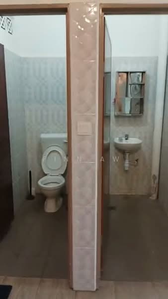 Shop for Rent in Taman Damai Jaya (Skudai) - Finn Aw - Bathroom - PropertyGuru.com.my