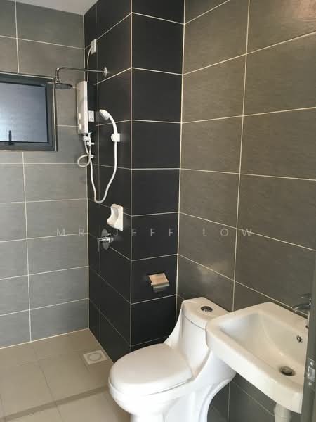 Kondominium untuk Dijual di The Henge - Mr Jeff Low - Bathroom - PropertyGuru.com.my