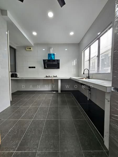 Bandar Country Homes untuk Untuk Disewa - RM 2,000 /bulan, Mac 2026 - Kitchen - PropertyGuru.com.my