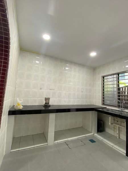 Mount Austin 2 Storey Medium Low Cost House For Rent untuk Untuk Disewa - RM 1,800 /bulan, Mac 2026 - Kitchen - PropertyGuru.com.my