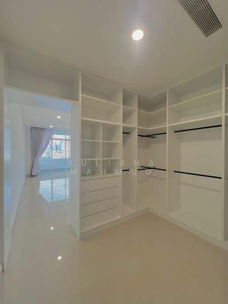 Kondominium untuk Disewa di Kenny Hills Residence - Juliana Mahmud - Master bedroom walk in wardrobe - PropertyGuru.com.my