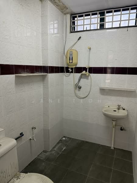 Apartment for Sale at Pangsapuri Sri Molek - Jane Teoh - Bathroom - PropertyGuru.com.my