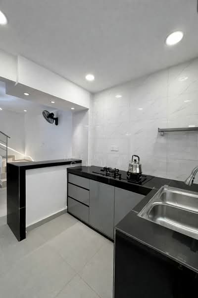 Taman Johor Jaya Double Storey Semi D untuk Untuk Disewa - RM 2,700 /bulan, Apr 2026 - Kitchen - PropertyGuru.com.my