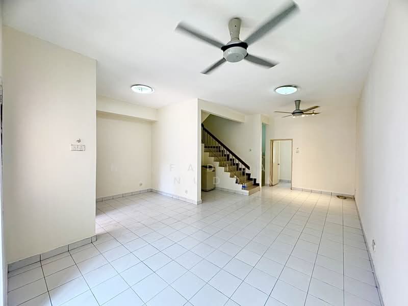U16, Taman Bukit Subang untuk Untuk Dijual - RM 580,000, Mac 2026 - Living Room - PropertyGuru.com.my