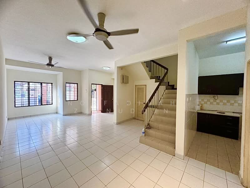 U16, Taman Bukit Subang untuk Untuk Dijual - RM 580,000, Mac 2026 - Living Room - PropertyGuru.com.my