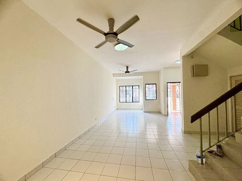 U16, Taman Bukit Subang untuk Untuk Dijual - RM 580,000, Mac 2026 - Living Room - PropertyGuru.com.my