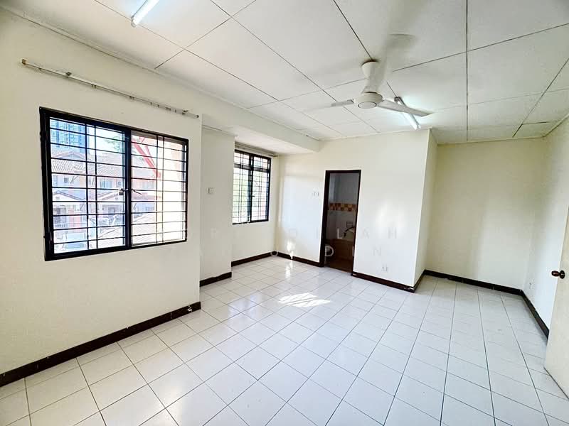 U16, Taman Bukit Subang untuk Untuk Dijual - RM 580,000, Mac 2026 - Living Room - PropertyGuru.com.my