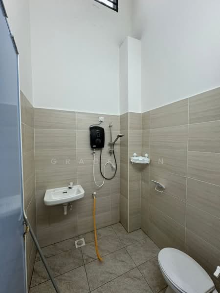 Taman Saujana untuk Untuk Disewa - RM 1,100 /bulan, Mac 2026 - Bathroom - PropertyGuru.com.my