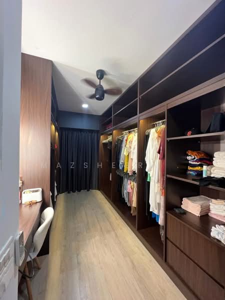 Condominium for Sale at Royalle Condominium - Mazsheera . - Walk-in closet - PropertyGuru.com.my