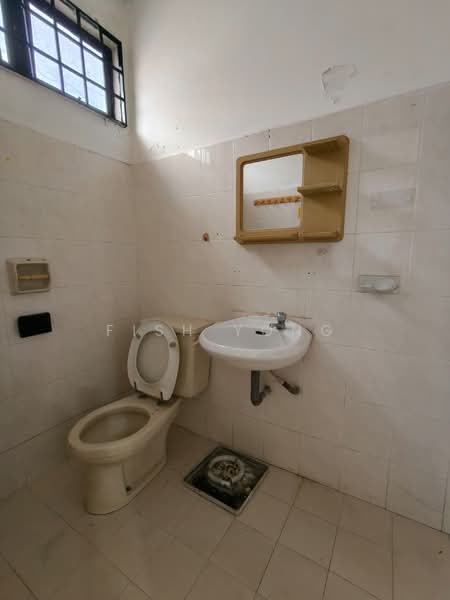 1.5-storey Terraced House for Rent in Skudai (Johor) - Fish Yong - Bathroom - PropertyGuru.com.my