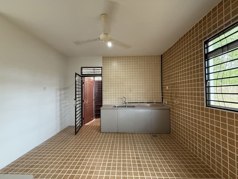 Bandar Warisan Puteri untuk Untuk Dijual - RM 568,000, Mac 2026 - Dinning hall & dry kitchen - PropertyGuru.com.my