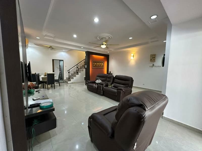 Teluk Kumbar 3 Storey Terrace untuk Untuk Dijual - RM 980,000, Mac 2026 - Living Room - PropertyGuru.com.my