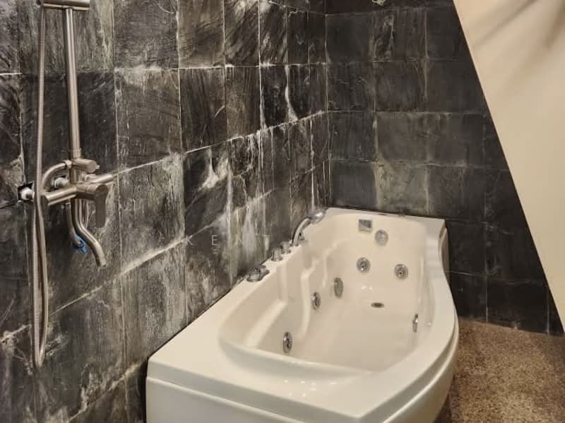 Townhouse for Sale in Kampung Sungai Nibong (Bayan Lepas) - Kent Lai - Bathroom - PropertyGuru.com.my