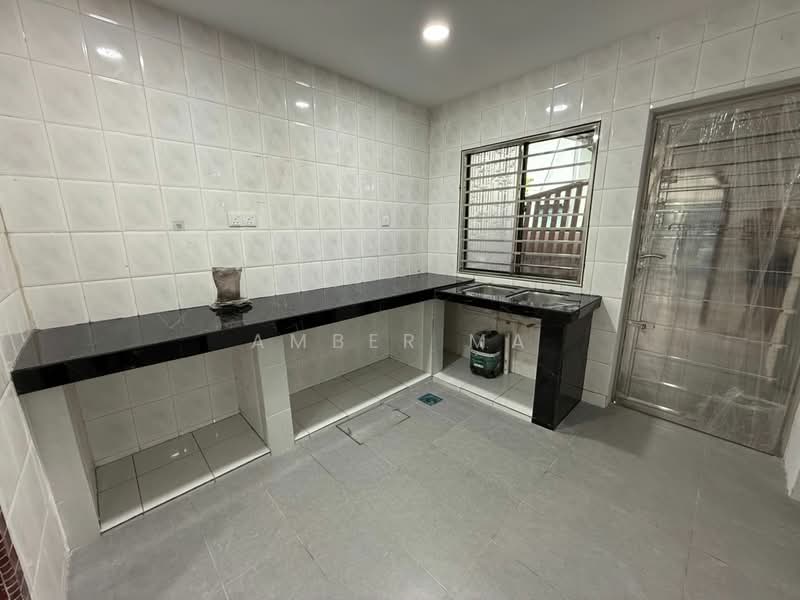 Taman Mount Austin untuk Untuk Disewa - RM 1,800 /bulan, Mac 2026 - Kitchen - PropertyGuru.com.my