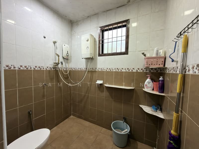 1-storey Terraced House for Sale in Taman Puteri Wangsa (Ulu Tiram) - Samantha Teng - Bathroom - PropertyGuru.com.my