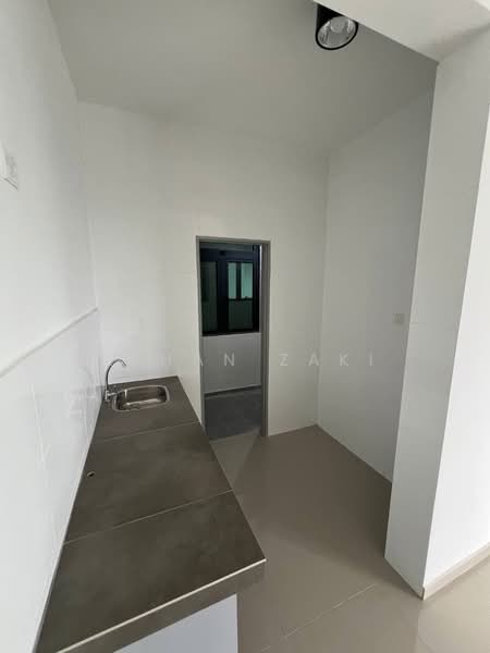 Servis Apartment untuk Disewa di Serviced Residence @ The Louvre @ Country Heights - Zehan Zaki - Kitchen - PropertyGuru.com.my