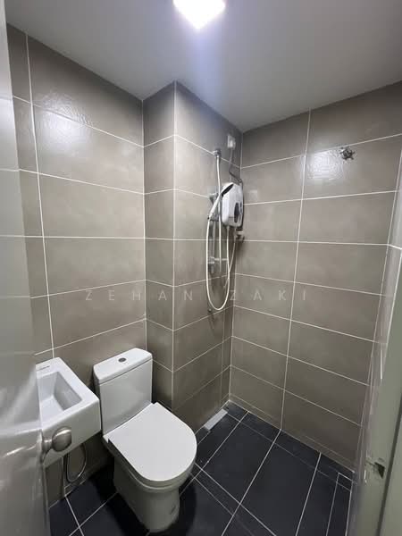 Servis Apartment untuk Disewa di Serviced Residence @ The Louvre @ Country Heights - Zehan Zaki - Bathroom - PropertyGuru.com.my