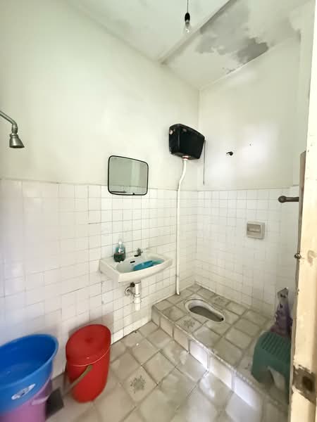 2-storey Terraced House for Sale in Taman Desa (Kuala Lumpur) - CY Low - Bathroom - PropertyGuru.com.my