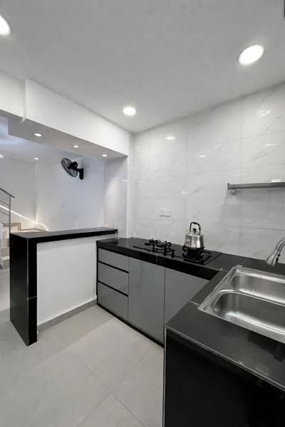 Taman Johor Jaya untuk Untuk Disewa - RM 2,700 /bulan, Mac 2026 - Kitchen - PropertyGuru.com.my