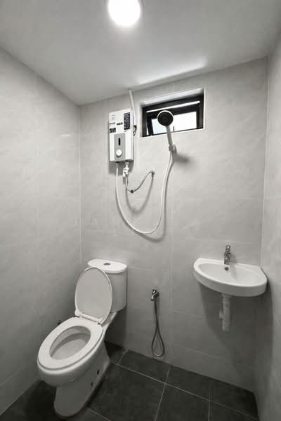 Taman Johor Jaya untuk Untuk Disewa - RM 2,700 /bulan, Mac 2026 - Bathroom - PropertyGuru.com.my