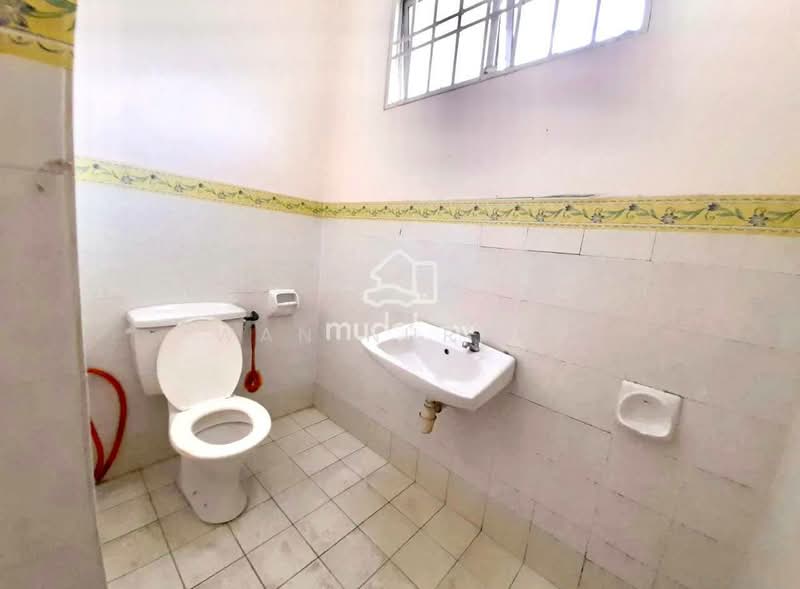 2-storey Terraced House for Sale in Taman Tasik Prima (Puchong) - Wan Nurani - Bathroom - PropertyGuru.com.my
