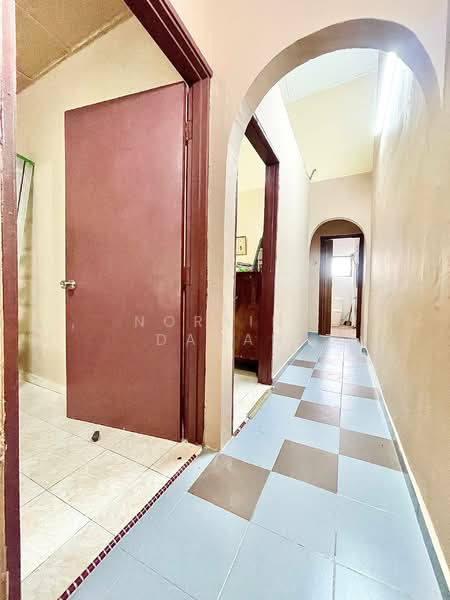 2-storey Terraced House for Sale in Seksyen 25 (Shah Alam) - Noraini Dahan - Corridor - PropertyGuru.com.my