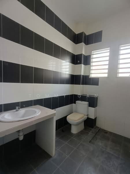 Nova Royale City @ Simpang Ampat 2-Storey 1400sqft Freehold 4R4B untuk Untuk Dijual - RM 568,000, Mac 2026 - Bathroom - PropertyGuru.com.my