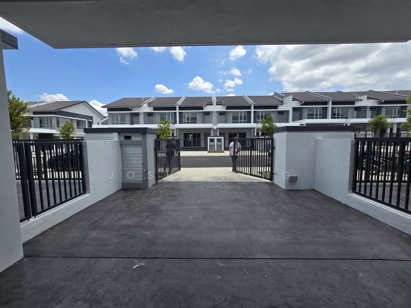 2-storey Terraced House for Sale in Amverton Hills (Sungai Buloh) - Josh Chong - Exterior - PropertyGuru.com.my