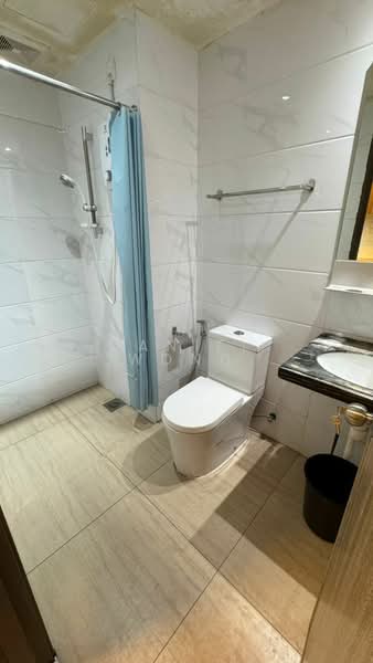 Kediaman Servis untuk Dijual di Country Garden Central Park - Daniel Wong - Bathroom - PropertyGuru.com.my
