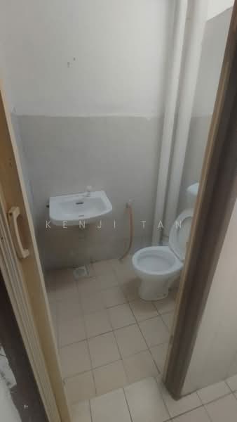 Flat for Sale at Pangsapuri Berembang Indah - Kenji Tan - Bathroom - PropertyGuru.com.my