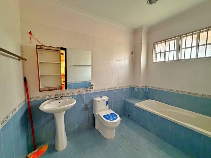 Semi-Detached House for Sale in Bandar Baru Sri Petaling (Sri Petaling) - Hetha Chan - Bathroom - PropertyGuru.com.my