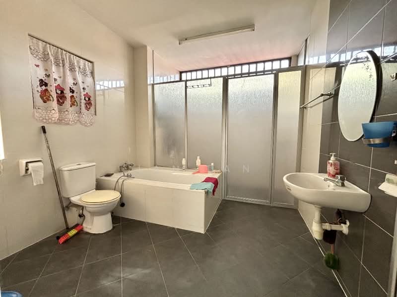 2.5-storey Terraced House for Sale in Sungai Ara (Penang) - Jan Tan - Bathroom - PropertyGuru.com.my