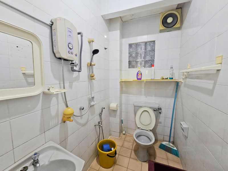 Rumah Teres 2 Tingkat untuk Dijual di Taman Bunga Negara (Shah Alam) - Jason Ooi - Bathroom - PropertyGuru.com.my