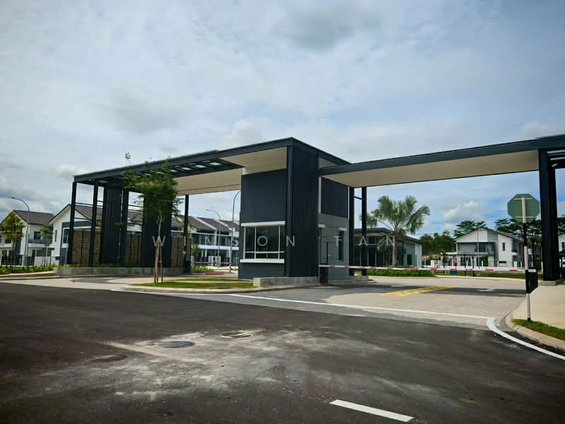 2-storey Terraced House for Sale in Amverton Hills (Sungai Buloh) - Winson Tan - Entrance - PropertyGuru.com.my