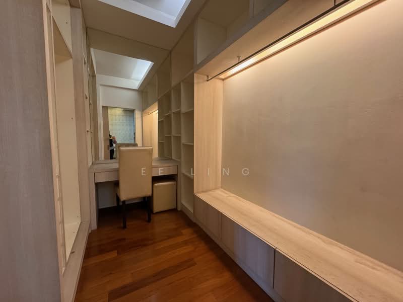 Bungalow for Sale in D'alpinia (Puchong) - EE Ling - Master bedroom walk in closet - PropertyGuru.com.my