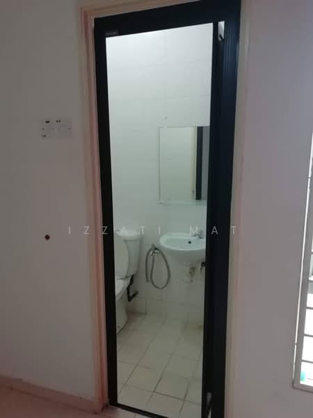 Townhouse for Sale in Balakong (Selangor) - Izzati Mat - Bathroom - PropertyGuru.com.my