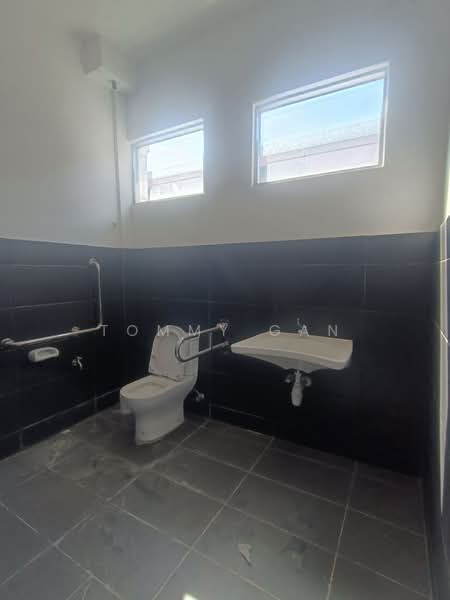 Semi-D Factory for Rent in Valdor (Sungai Jawi) - Tommy Gan - Bathroom - PropertyGuru.com.my